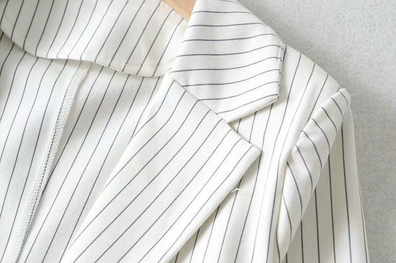 Classic Cut Lazy Vertical Pattern Short Suit Jacket